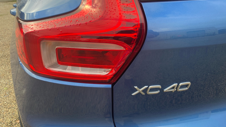 Volvo Xc40 2.0 T4 R DESIGN Pro 5dr AWD Geartronic Petrol Estate